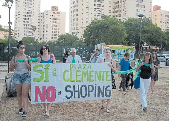  ?? ROLANDO ANDRADE ?? Reclamo. Los vecinos vienen pidiendo un espacio verde desde hace 20 años, y lograron frenar una plan para hacer un shopping.