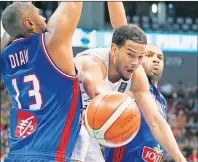  ?? AP PHOTO ?? Canada’s Cory Joseph, centre, loses the ball as France’s Boris Diaw and Nicolas Batum defend during the finals of the FIBA Olympic qualifying basketball tournament Sunday in Manila, Philippine­s.