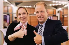  ?? RP-FOTO: ACHIM BLAZY ?? FDP-Chefin Tina Pannes begrüßte Joachim Stamp, der den „Platten Dumen“erhielt.