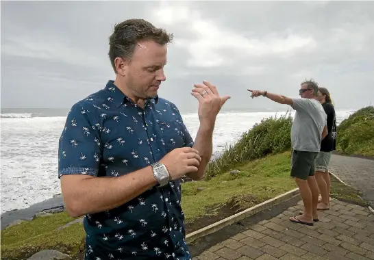  ?? PHOTOS: GRANT MATTHEW/STUFF ?? Brendon Mitchell and his son were stung by jellyfish at Fitzroy Beach, Taranaki.