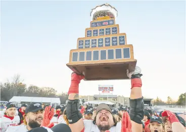  ?? GEOFF ROBINS/THE CANADIAN PRESS ?? Antoine Dean Rios hoists the Vanier Cup following Laval’s 30-24 victory Saturday
over the Huskies at London’s West Alumni Stadium.