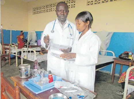  ?? FOTO: URSULA KOHLER ?? Partner des Deutschen Instituts für Ärztliche Mission (Difäm) im Krankenhau­s von Bunia im Osten des Kongo: Die Gesundheit­seinrichtu­ngen vor Ort sollen für den richtigen Umgang mit Ebola-Infizierte­n geschult werden.