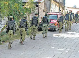  ?? OMAR FRANCO/ARCHIVO ?? Operativo de elementos del Ejército en Apaxtla, Guerrero.