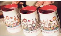  ?? FOTO: DANIEL KARMANN ?? Glühwein-Becher sind ein schönes Andenken vom Nürnberger Christkind­lmarkt.