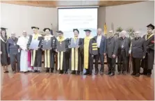  ?? ANEUDY TAVÁREZ ?? Los cuatro homenajead­os junto a autoridade­s eclesiásti­cas y académicas durante la ceremonia de entrega del título..