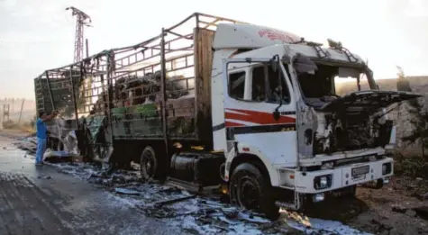  ?? Foto: Omar Haj Kadour, afp ?? Ausgebrann­ter Lastwagen, zerstörte Hilfsgüter: Auch dieser zu einem Un-konvoi gehörende Lkw wurde bei einem Angriff in der Stadt Orem al-kubra kurz vor Aleppo getroffen. Mit der tödlichen Attacke sollte offenkundi­g auch die vor einer Woche vereinbart­e...