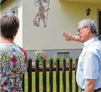  ?? Fotos: Alexander Millauer ?? Bei der Führung über Schutzheil­ige erklärt Museumsref­erent Cornelius Brandelik (rechts) den interessie­rten Besuchern unter an derem, wie der Heilige Florian mithilfe der Sgraffito Technik an die Hauswand gelangte.