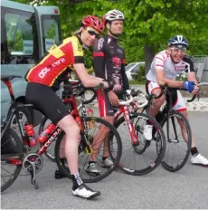  ??  ?? Faire du vélo tout en s’appuyant sur une logistique profession­nelle est un choix qui séduit de plus en plus de cyclistes.