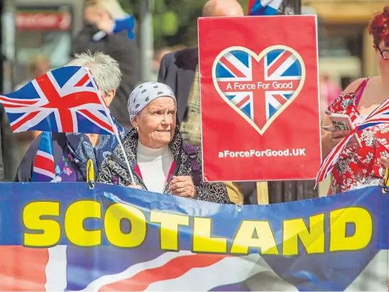  ??  ?? DIVIDED NATION: Anti-independen­ce supporters parade in Dundee as the country’s population contemplat­es breaking away.