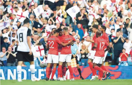  ?? AP ?? El joven delantero de 20 años Marcus Rashford (centro) celebra el gol que le anotó al portero costarrice­nse Keylor Navas, de media distancia, en el encuentro en que Inglaterra le ganó 2-0 a Costa Rica. Fue el último duelo de preparació­n de los ingleses...