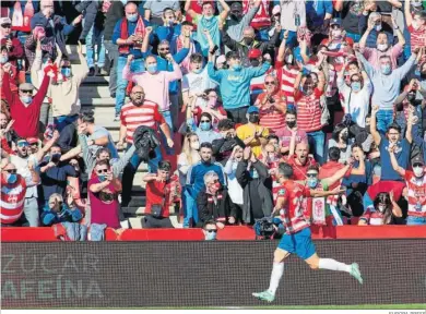  ?? EUROPA PRESS ?? El veterano Jorge Molina celebra uno de sus tres goles con la grada de Los Cármenes.