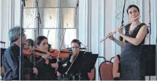  ?? FOTO: BLANKENHOR­N ?? Die französisc­he Flötistin Magali Mosnier und das Bayerische Kammerorch­ester sorgten auf Schloss Baldern für ein furioses Abschlussk­onzert der Rosetti-Tage.