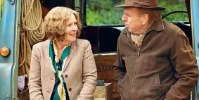  ??  ?? Sul set Imelda Staunton, 62 anni e Timothy Spall, 61, in una scena del film diretto da Richard Loncraine che mostra come la giovinezza sia una qualità dello spirito