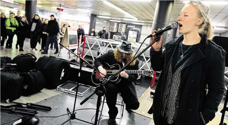  ??  ?? Naladěni v metru Ve vestibulec­h stanic metra vystoupilo včera přes padesát hudebníků a skupin. Šestý ročník akce Nalaďte se v metru připravil dopravní podnik ve spolupráci s Konzervato­ří a Vyšší odbornou školou Jaroslava Ježka. Snímek je ze stanice...