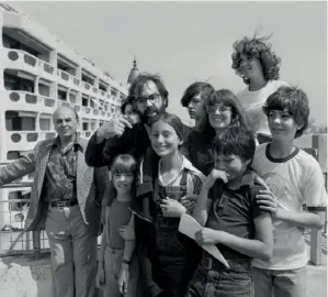  ??  ?? Francis Ford Coppola en famille au Festival de Cannes en 1979. Sofia est à gauche devant son père.