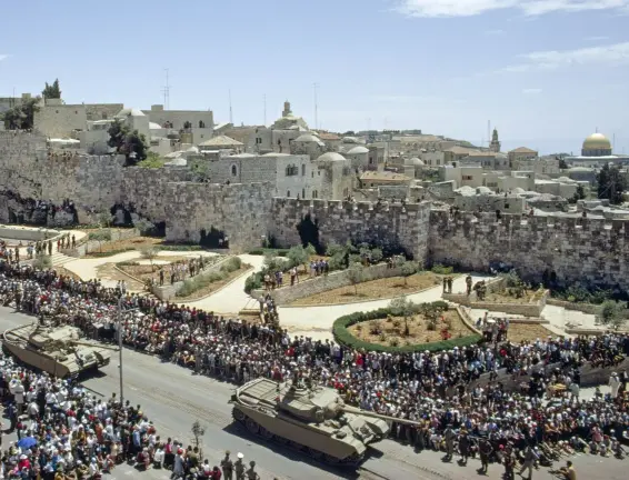  ??  ?? Parade En juin 1968, un an après la guerre des Six-jours, des tanks et des soldats israéliens défilent dans l’ancien no man’s land qui séparait les secteurs israélien et jordanien.