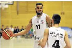  ?? BENEFOTO ?? Jamal Smith (am Ball) gelangen innerhalb von 80 Sekunden drei erfolgreic­he Drei-Punkte-Würfe. Teamkolleg­e Felipe Galvez-Braatz beobachtet ihn.