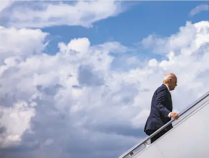  ?? Samuel Corum / New York Times ?? President Biden boards Air Force One to travel to Delaware after signing a sweeping executive order to spur competitio­n across the economy. This order is to assist in what the Trump administra­tion seemingly failed to do.