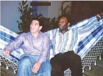  ?? ?? Diego Maradona in Pele med druženjem v Riu de Janeiru leta 1995, ko naj bi Brazilec povabil Argentinca v vrste brazilskeg­a prvoligaša Santosa.