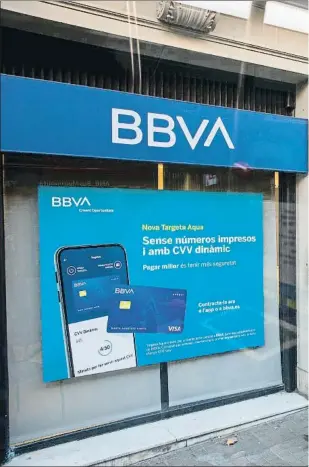  ??  ?? Banca. El sector es el que está llevando a cabo la reconversi­ón laboral más profunda, con ajustes en Caixabank y BBVA después de los realizados en Santander, Banc Sabadell e Ibercaja en los últimos meses. Los recortes se acompañan con el cierre de oficinas