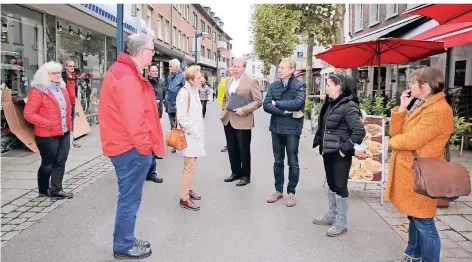  ?? FOTO: D. STANIEK ?? Vertreter von Stadtverwa­ltung und Einzelhand­el trafen sich jetzt zu einem Ortstermin auf der oberen Kölner Straße.