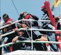  ?? STEFANO RELLANDINI / REUTERS ?? Mediterrán­eo. Grupo de migrantes rescatados frente a la costa de Libia.