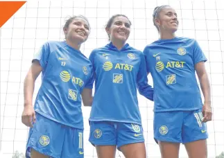  ?? ?? Las jugadores del América Femenil, sonrientes, al término del entrenamie­nto.