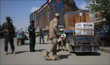  ??  ?? Efter måneders bombeangre­b mod civile i Afghanista­ns hovedstad, Kabul, er sikkerhede­n stadig skruet op på maksimalt niveau. Som her ved et checkpoint i byen, hvor mandskab fra den nationale politistyr­ke undersøger køretøjer og personer.
Foto: Zakeria Hashimi/AFP