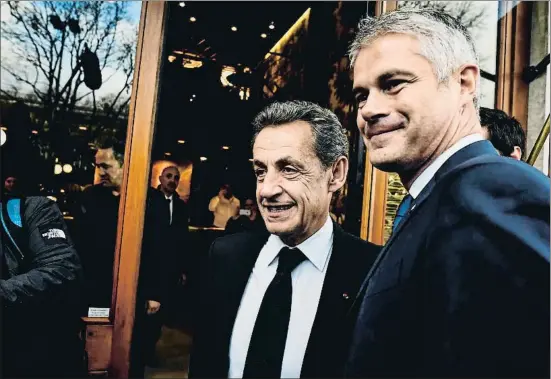  ?? JEFF PACHOUD / AFP ?? El nou líder d’Els Republican­s, Laurent Wauquiez (dreta), al costat de Nicolas Sarkozy divendres a Lió