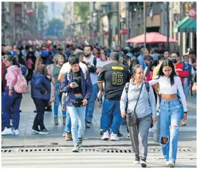  ?? ?? Familias completas aprovechar­on el día de asueto para visitar el Centro Histórico y la Basílica de Guadalupe, en donde algunos fieles se tomaron selfies y agradecier­on por tener salud y trabajo.