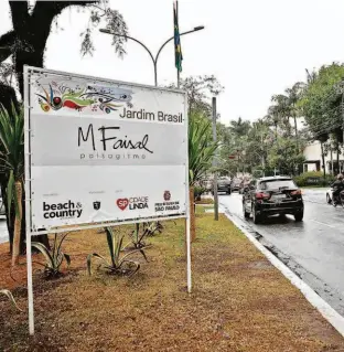  ?? Zanone Fraissat/Folhapress ?? Placa instalada na avenida Brasil (zona oeste) anunciando as empresas que participar­am e doaram grana para a recuperaçã­o do canteiro central da via