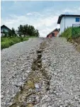  ??  ?? Der Kreuzweg wurde bei Starkregen vor rund vier Wochen ausgespült. Oben: die ersten Häuser des Baugebiets.