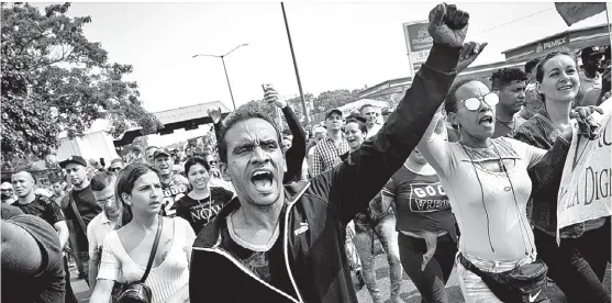  ?? PEDRO ANZA/CUARTOSCUR­O ?? Los caribeños se refugiaron en un templo de Tapachula.