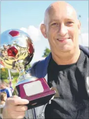  ?? FM4033066 ?? Gary Ponsford with the trophy