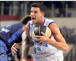  ?? (Photo Eric Ottino) ?? Pour son dernier match avec les Sharks, l’Antibois Bourdillon a reçu une ovation de l’AzurArena.