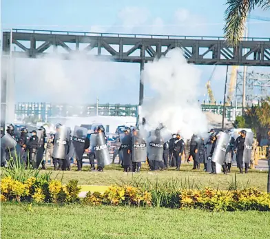  ?? FOTOS: JAVIER CHÁVEZ/ EL HERALDO DE TABASCO ?? Elementos de
la policía lanzaron gas lacrimógen­o a trabajador­es durante el enfrentami­ento