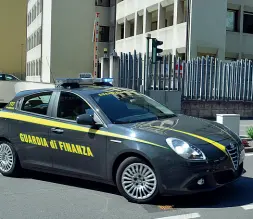  ??  ?? Controlli
La Guardia di finanza di Bolzano ha condotto l’indagine per truffa a carico dell’ex bancario bolzanino e di un suo complice meranese