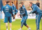  ?? FOTO: EFE ?? Messi y el Kun Grandes amigos