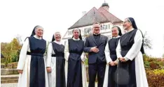  ?? Foto: Marcus Merk ?? Zum Jubiläum 400 Jahre Wallfahrts­kirche Violau freute sich Pfarrer Thomas Pfefferer besonders über den Besuch aus Oberschöne­nberg mit (von links) Schwester Regina, Sr. Paula, Sr. Martha, Sr. Annutiata und Sr. Dorothea.