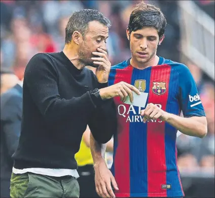  ?? FOTO: PERE PUNTÍ ?? Luis Enrique y Sergi Roberto El técnico mantiene intacta su confianza en el canterano, no cambia de idea por un mal partido