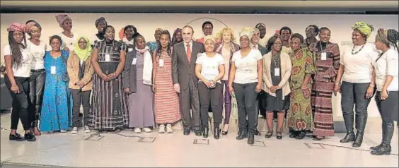  ?? MUJERES POR ÁFRICA ?? En el centro, De la Vega, Villasante (Santander) y Sanz, rector de la UAM, junto a las mujeres participan­tes en el proyecto Voces Verdes