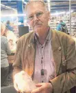  ?? FOTO: SCHIMKAT ?? Helmut Rottner aus Weigheim schleift seit zehn Jahren seine Edelsteine selbst. Er stellte auf der Mineralien­börse aus.