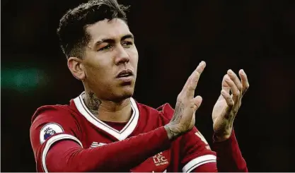  ?? Peter Powell - 7.abr.18/reuters ?? O atacante brasileiro Roberto Firmino foi chamado de “fantástico” pelo técnico Pep Guardiola, do City; ao lado de Salah e Mané, ele compõe o poderoso trio de ataque do Liverpool, que entra em vantagem hoje