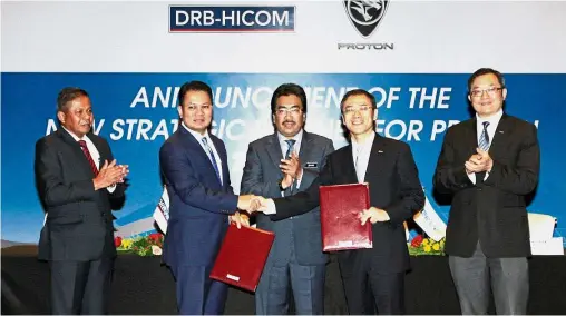  ??  ?? Johari (centre) witnessing the signing between Li (second from right) and Syed Faisal (second from left) in Putrajaya. With them are DRBHICOM group director, corporate strategy planning and business developmen­t Datuk Khalid Abdol Rahman (left) and...