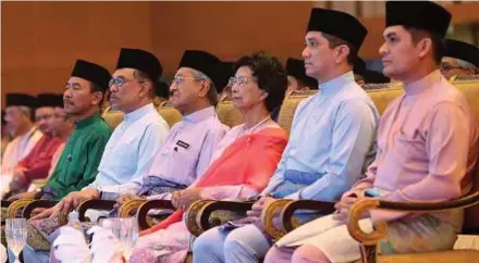  ?? PIC BY EIZAIRI SHAMSUDIN ?? Prime Minister Tun Dr Mahathir Mohamad at the Congress on the Future of Bumiputera­s and the Nation 2018 at the Kuala Lumpur Convention Centre yesterday. With him are his wife, Tun Dr Siti Hasmah Mohamad Ali, Economic Affairs Minister Datuk Seri Azmin Ali and PKR de facto leader Datuk Seri Anwar Ibrahim.