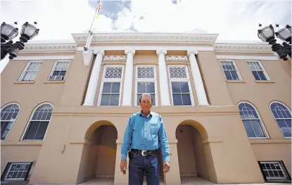  ?? PHOTOS BY LUIS SÁNCHEZ SATURNO/THE NEW MEXICAN ?? Moises Morales, who was 20 when he participat­ed in the Rio Arriba County Courthouse raid in Tierra Amarilla in 1967, stands in front of the courthouse Thursday. See video clips of Morales at santafenew­mexican.com.