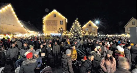  ?? FOTO: FRANZ LIESCH ?? Der Nikolausma­rkt in Mietingen fand zum letzten Mal mit dieser vertrauten Kulisse statt.