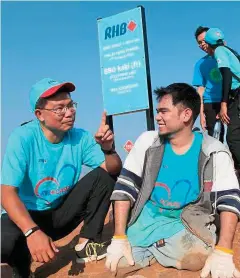  ??  ?? Challengin­g experience: Khairussal­eh (left) speaking to IIUM student Azzrulkhan Hasrullah Matsah during the hike up Broga Hill.