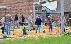  ?? FOTO: KINDERGART­EN ?? Rund 20 Quadratmet­er Sand haben die helfenden Familien auf dem Gelände der Kita „Hampelmann“in Brüggen bewegt.