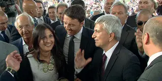  ??  ?? Matteo Renzi con Nichi Vendola alla Fiera del Levante (settembre 2014): con loro la dirigente della Regione Antonella Bisceglia